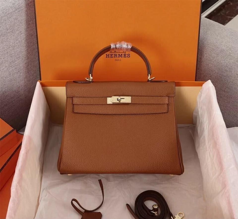Bolsa caramelo estruturada com alça de mão