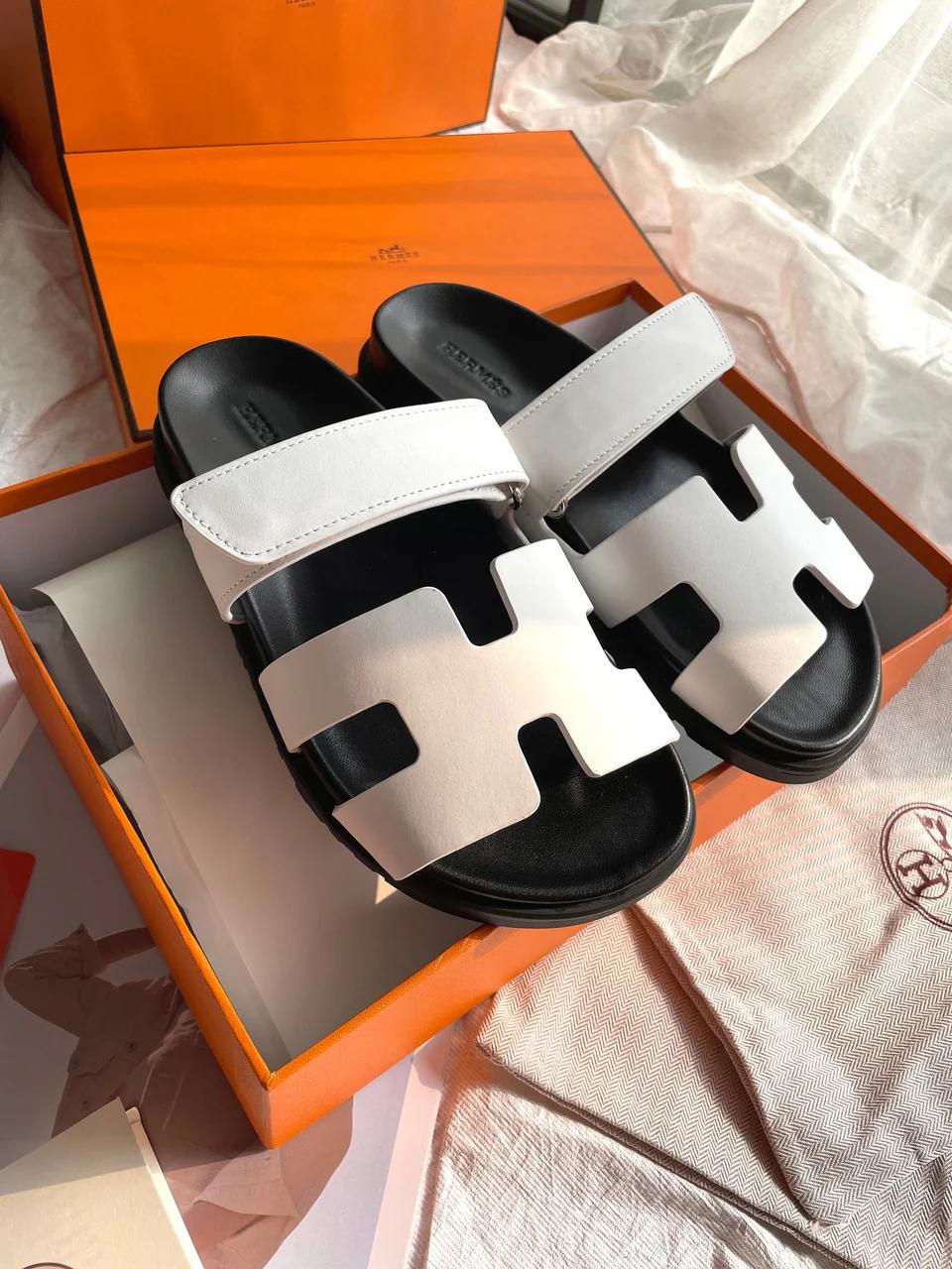 Chinelo preto com tira branca e solado alto