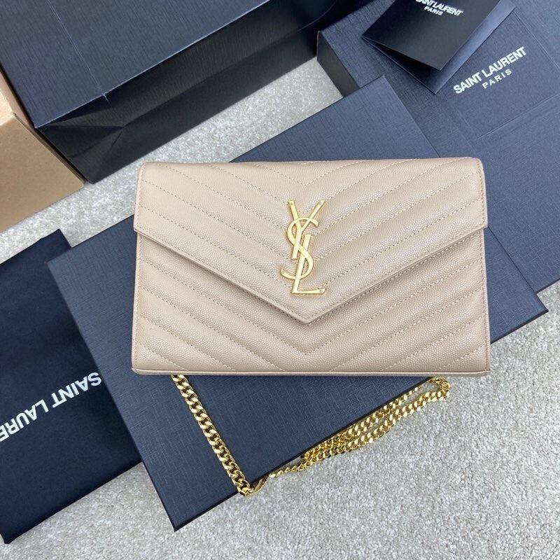 Bolsa bege de corrente com costuras diagonais